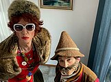 Die beiden Schauspieler in traditionellen Tiroler Trachten