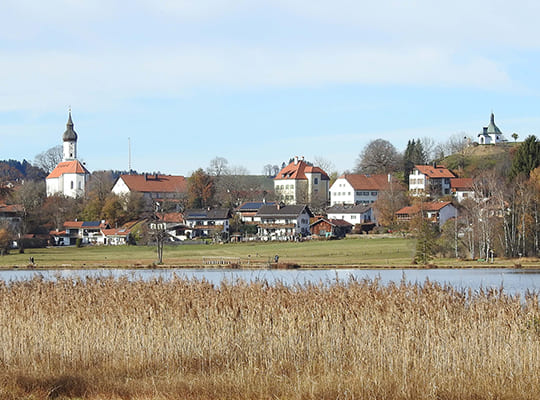 Blick vom Bayersoiener See auf Bad Bayersoien.