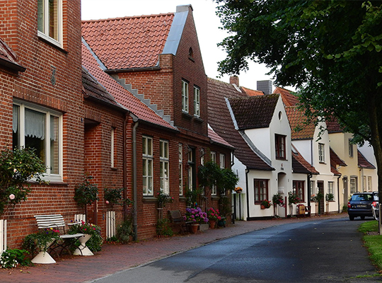 Straße mit Häusern und Bäumen in Bargteheide