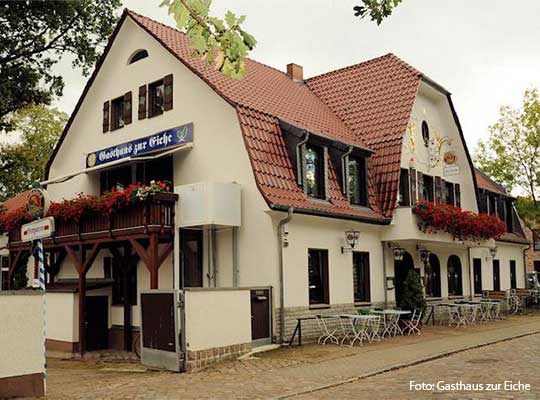 Außenansicht des hellen Gasthauses Zur Eiche beim Krimidinner Blankenfelde-Mahlow 