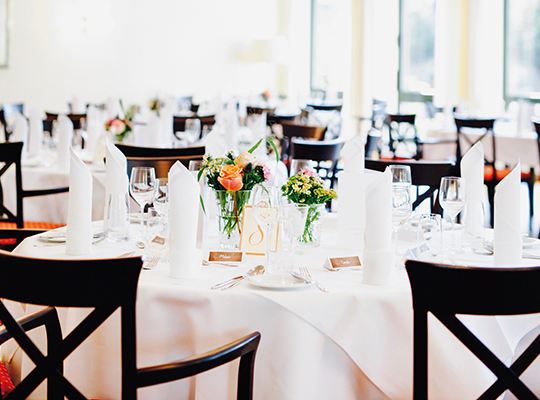 In hellen Tönen festlich gedeckter Tisch im Restaurant filetgran!