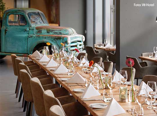 Vor einem blauen Oldtimer gedeckte Tafel beim Krimidinner Böblingen