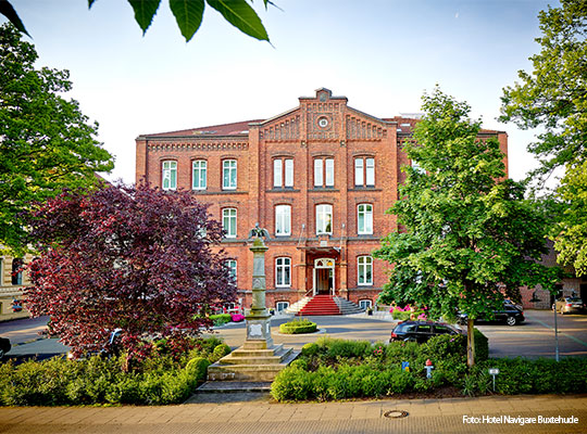 Die beeindruckende Außenfassade vom Hotel Navigare, lädt zum Krimidinnder Buxtehude ein!