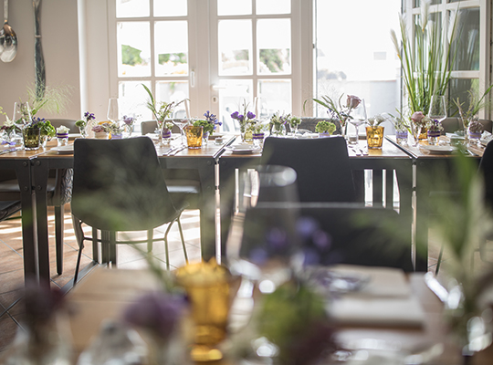 Modernes Ambiente im lichtdurchfluteten Speisesaal des Restaurants Zimdars