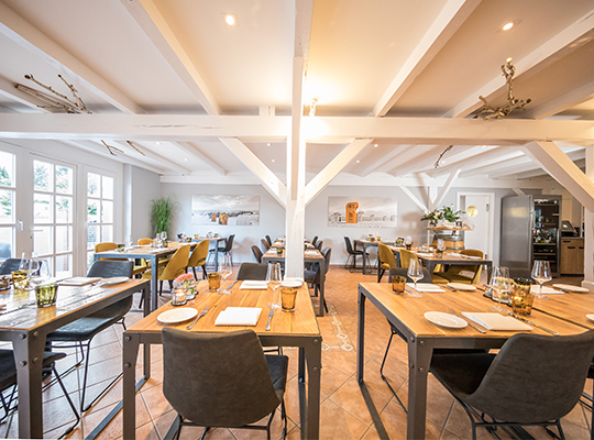 Lichtdurchfluteter Speisesaal mit hellen Holzboden im Restaurant Zimdars