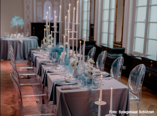 Gedeckte Tafel im Spiegelsaal Schützen