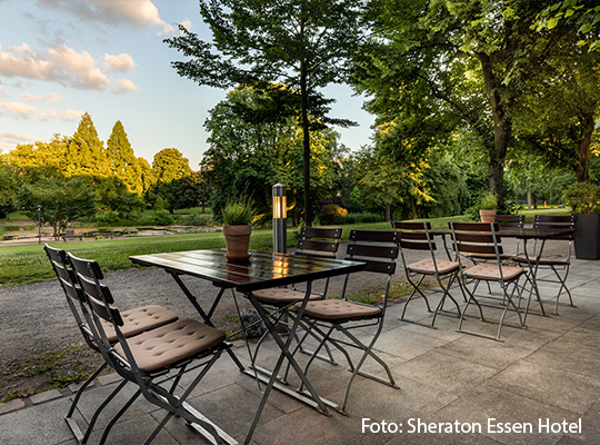 Schöner Terrassenbereich mit Aussicht auf Wald