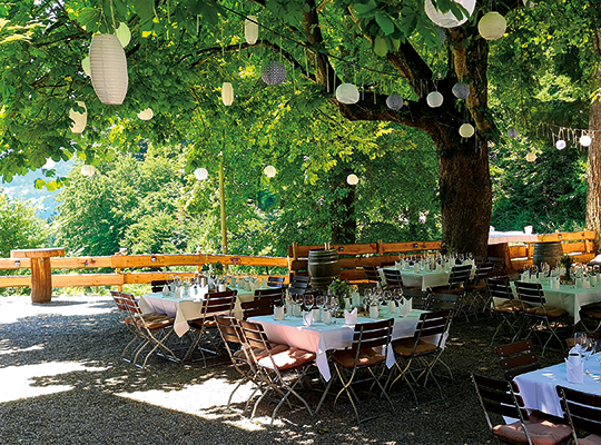 Außenbereich im Grünen im Waldrestaurant St. Ottilien