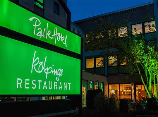 Große beleuchtete Schrifttafel mit der Aufschrift Park Hotel Kolpinghaus