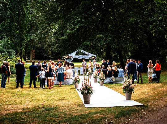 Wunderschöner, grüner Stadtgarten gebucht für eine liebliche Hochzeit.