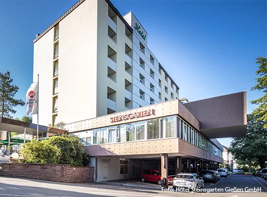 Tageslicht fällt auf die Fassade des Hotel-Steinsgarten