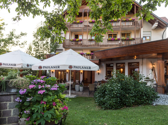 schöne Grünflächen im Garten des Hotels Becher beim Krimidinner Göppingen