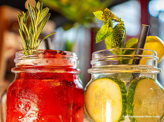 zwei sommerliche Limonaden stehen nebeneinader