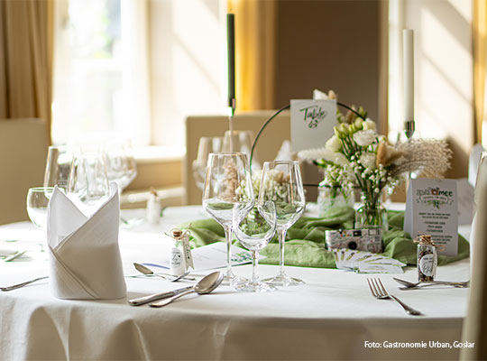 Schöne Tischdekoration für das Krimidinner Goslar.