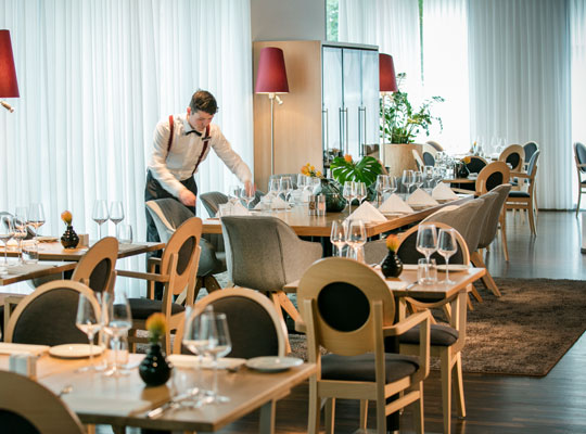 Detailansicht Tisch mit roten Servietten und Blumen beim Krimidinner Hamburg