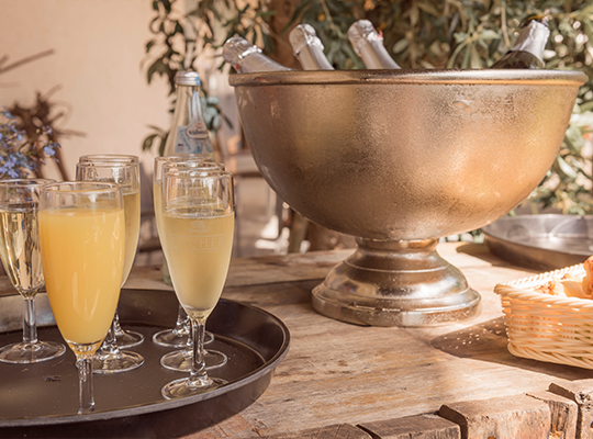 Tablett mit Sekt und großer goldener Schale mit Sektflaschen darin