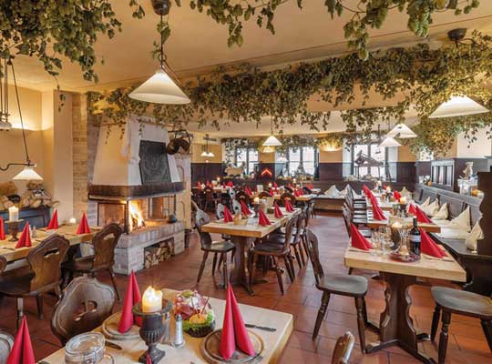 Geschmückter Saal im Gasthaus Die Post vor dem Krimidinner