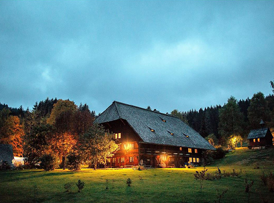 Zauberhafte Ansicht des Henslerhofs bei Abenddämmerung