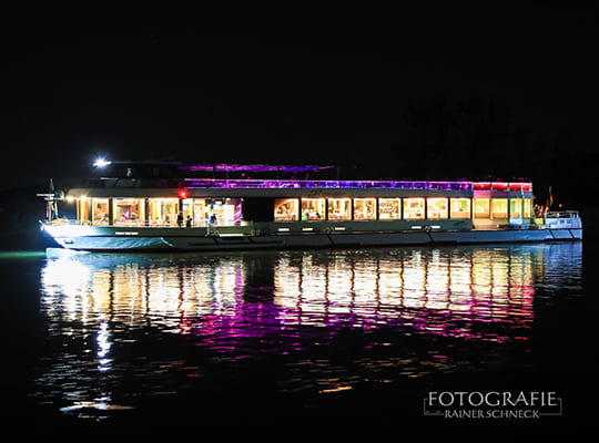 Die schönen Lichter des Schiffes spiegeln sich auf der Wasseroberfläche der MS Renate beim Kriminal Dinner