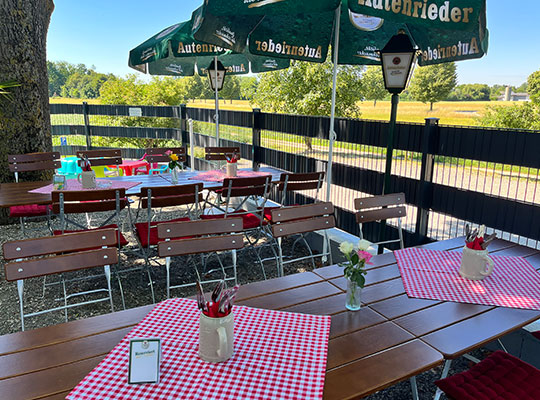 Eine gemütliche Atmosphäre im Außenbereich des Schlösslekellers in Lauingen, lädt Sie ein zum Krimidinner!