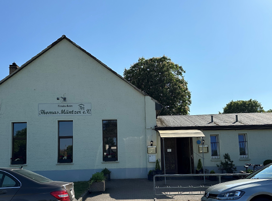 Gebäude mit Autos davor und blauem Himmel