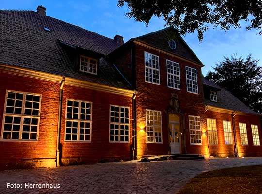 Beleuchtete Aussenfassade des Herrenhauses in Lübeck beim Krimidinner