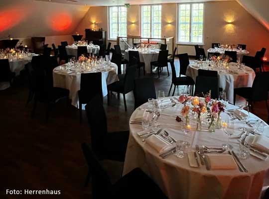 Hübsch dekorierter großer Bürgersaal im Herrenhaus Lübeck beim Krimidinner