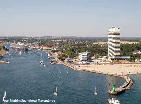 Ein Blick as der Luft auf Travemünde. Man sieht das Meer, den Strand und das Maritim Hotel 