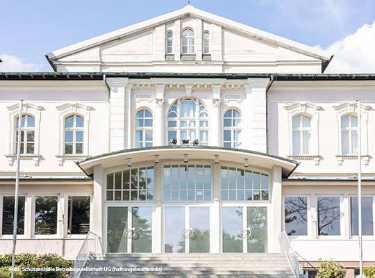 Außenansicht des Restaurant Castellos, mit einer Glas-Türen Fensterfront, das Gebäude hat Ähnlichkeit mit einer altertümlichen Villa