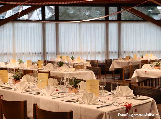 Eingedeckter Saal mit großem Fenster, weiße Tischdecken und Servietten beim Krimidinner Müllheim