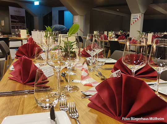 Tisch mit dunkelroten Servietten, Gläser und Besteck und Menükarten beim Krimidinner Müllheim