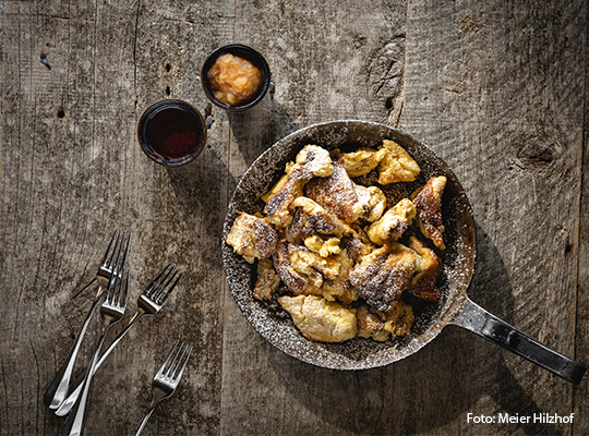 Kaiserschmarrn wir mit Puderzucker bestreut in einer Pfanne serviert 