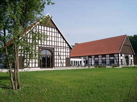 Wunderschöner Hofbereich mit grüner Wiese und den Festsaalgebäude