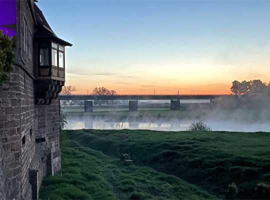 Schloss Petershagen mit nebliger Landschaft im Hintergrund