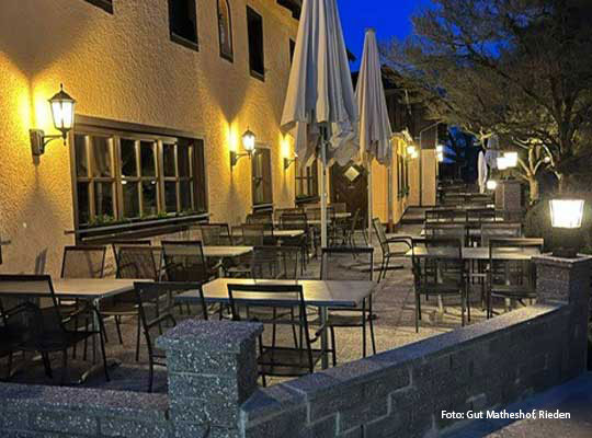 Beleuchtetete Terrasse auf Gut Matheshof am Abend beim Krimidinner Rieden