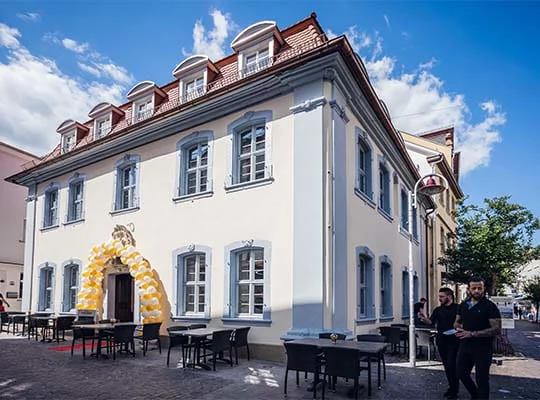 Großes Restaurantgebäude inklusive Außenbereich und mit Luftballons verziertem Eingang