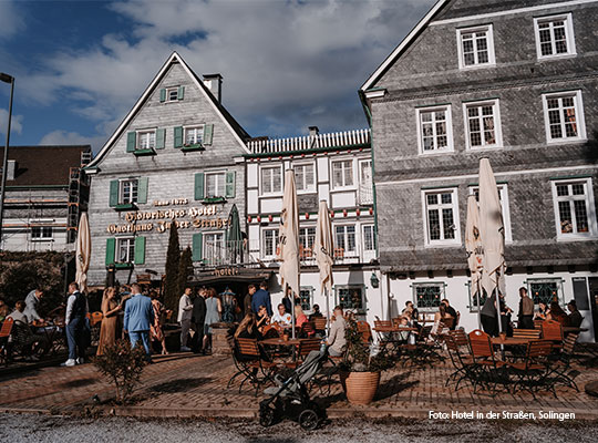 Das schöne Hotel in der Straßen fällt direkt auf durch sein rustikal schickes Gebäude