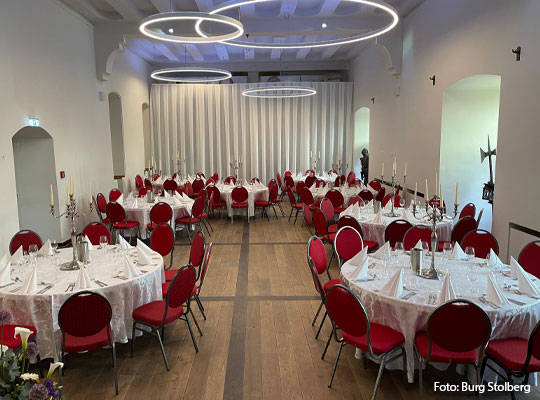 Festlicher Saal für das Krimidinner in Burg Stolberg