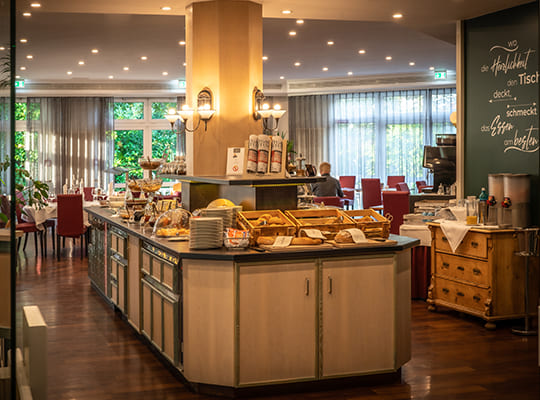 Schöne Buffettheke im großen, hellen Speisesaal.