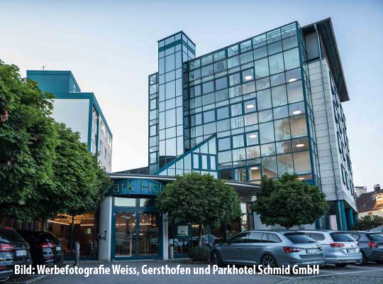 Hotelfassade mit Haupteingang zum Parkhotel Schmid in Adelsried