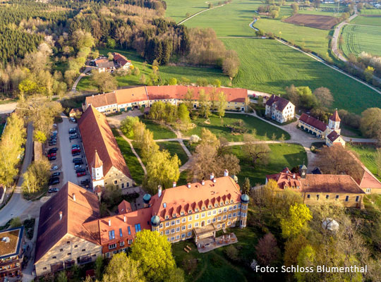 Schloss Blumenthal in Aichach in der Vogelperspektive. Location für Das Krimidinner in Aichach