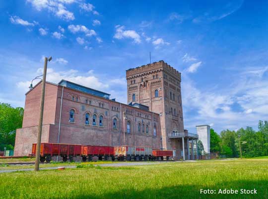 Altes Fabrikgebäude auf grüner Wiese beim Krimidinner Bochum