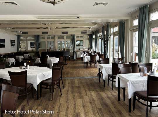 Rustikaler Festsaal im Hotel Polar Stern beim Krimidinner Kühlungsborn