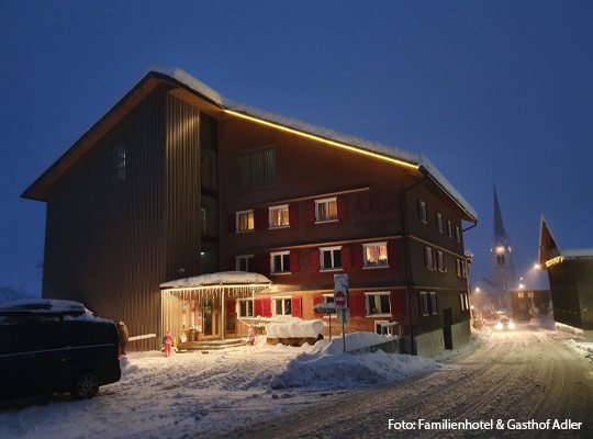 Außenansicht des Familienhotel & Gasthof Adler in Lingenau