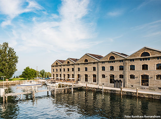 Außenansicht des Hauses mit See vor dem Haus und Steg